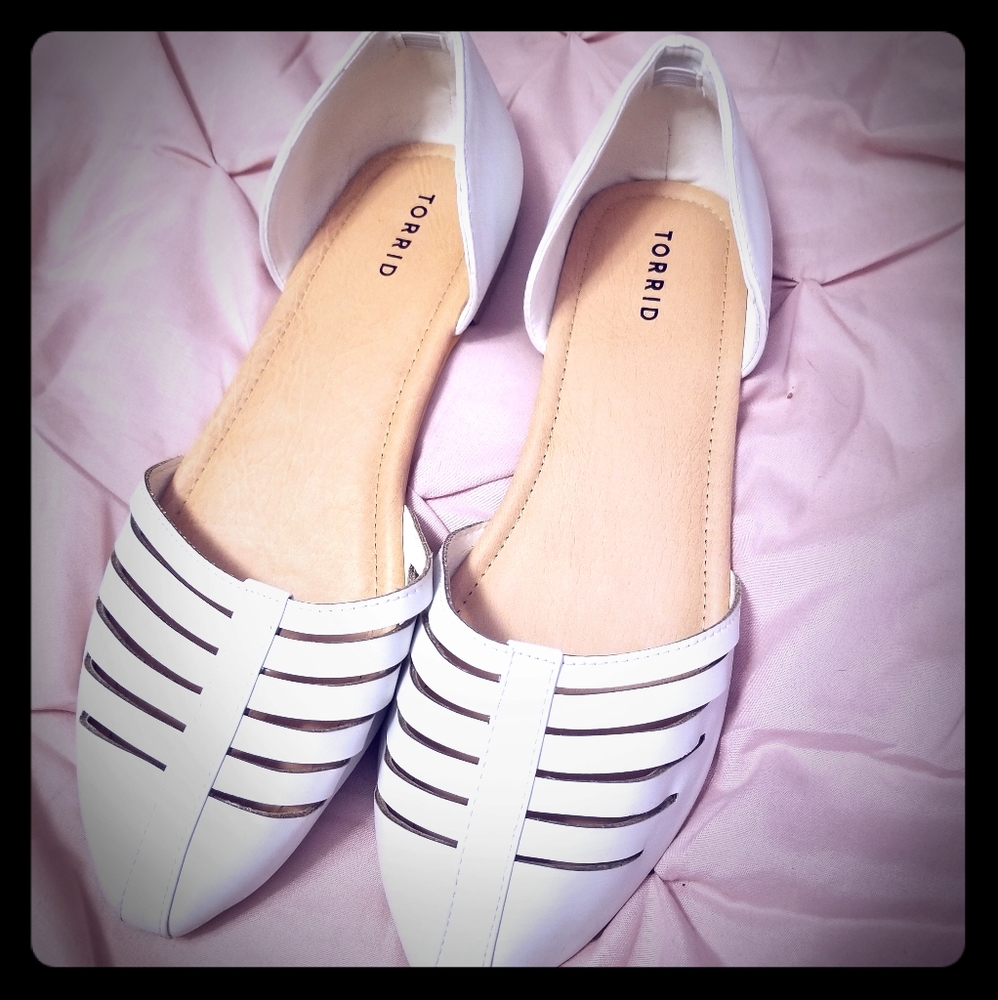 Torrid white open side flats